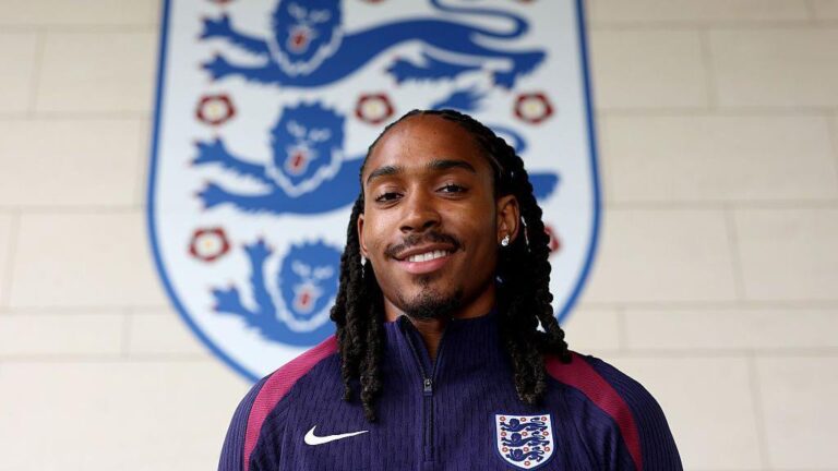 Djed Spence สร้างประวัติศาสตร์! แข้ง Tottenham เป็นนักเตะมุสลิมคนแรกของทีมชาติอังกฤษ 1 Djed Spence สร้างประวัติศาสตร์! แข้ง Tottenham เป็นนักเตะมุสลิมคนแรกของทีมชาติอังกฤษ ดูบอลสด Livescorethai